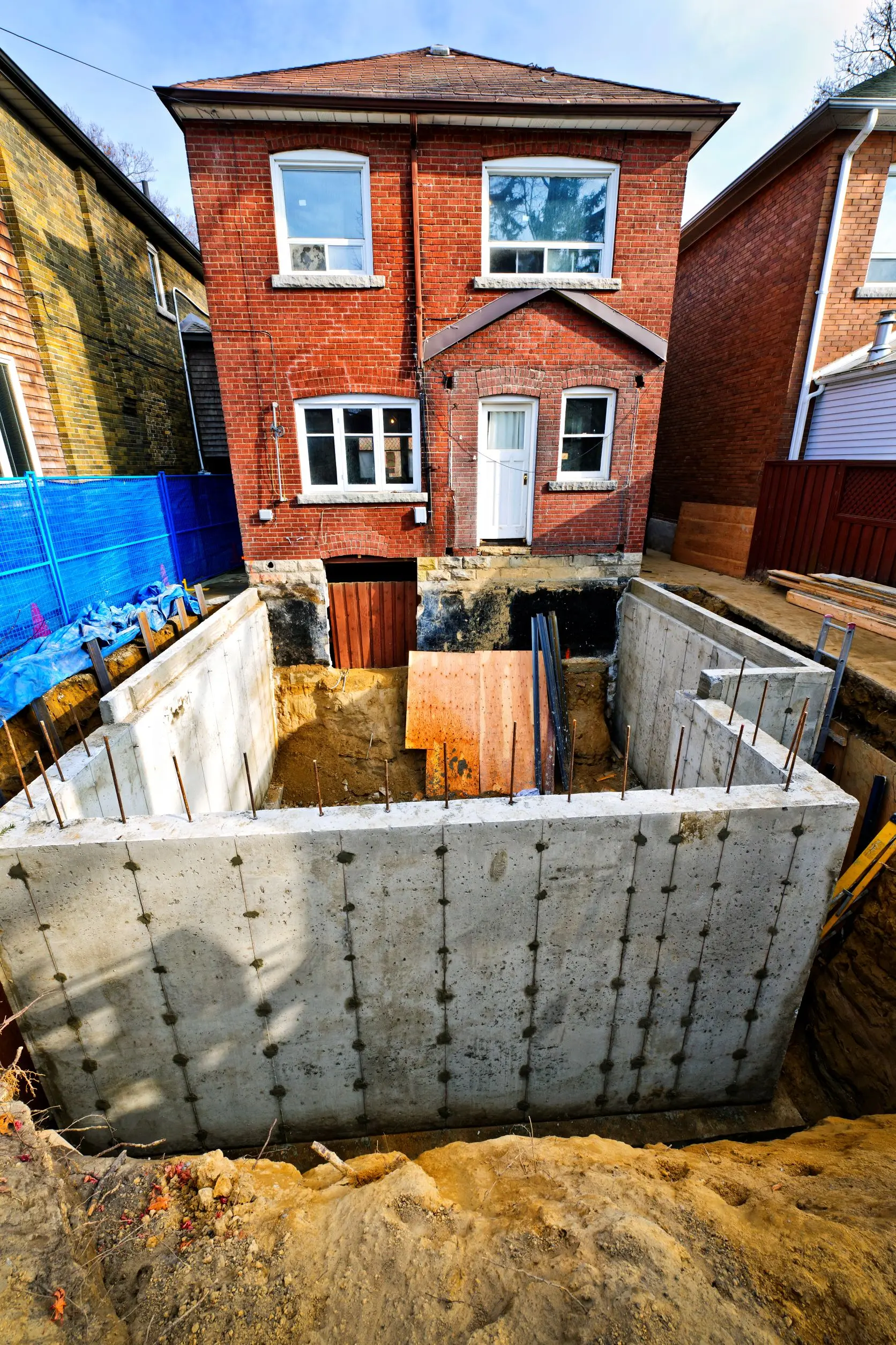 Excavation résidentielle avec fondation en béton pour agrandissement de maison en sous-sol