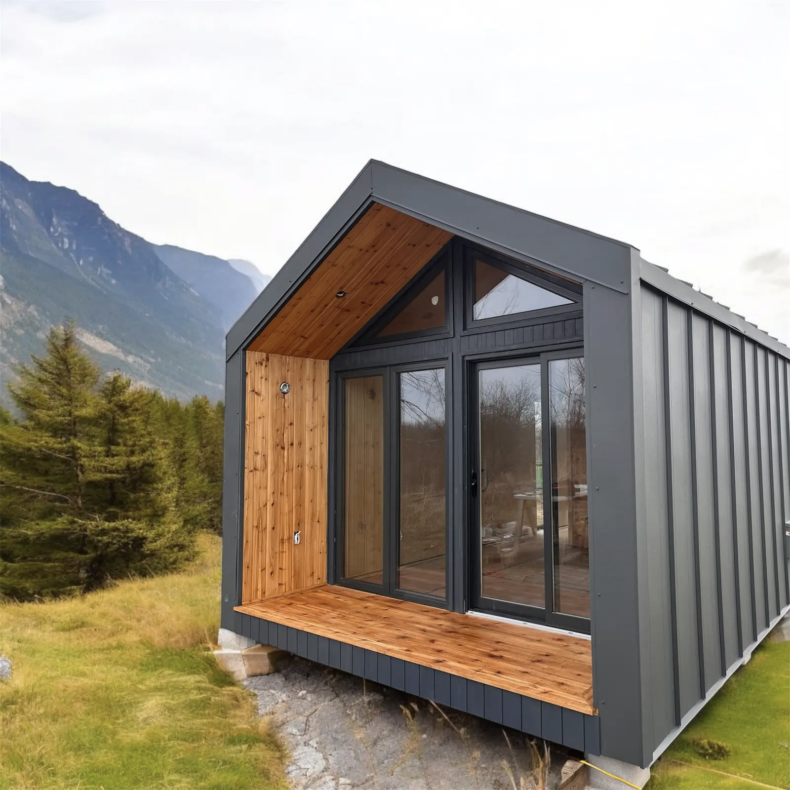 Micro-maison moderne en acier avec terrasse en bois et grandes fenêtres en pleine nature