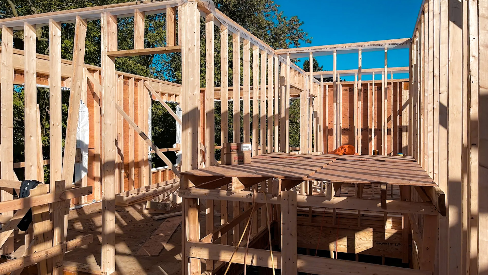 Structure en bois d'une maison à étage en construction