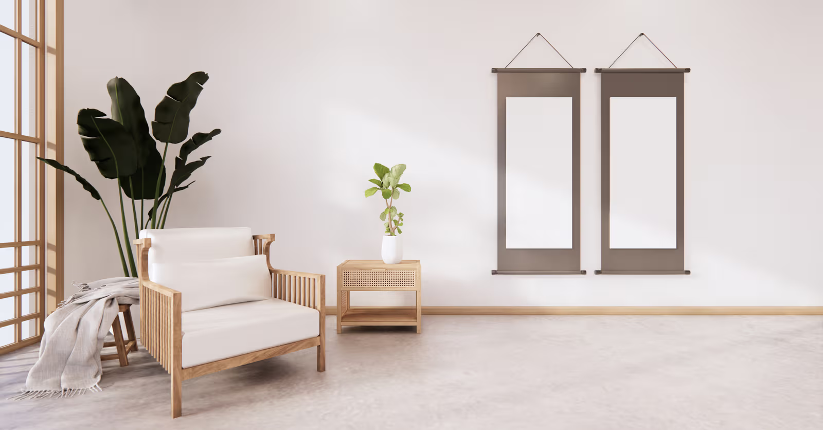 Salon minimaliste avec fauteuil en bois, plantes vertes, table d’appoint, grandes fenêtres et cadres muraux décoratifs sur un mur blanc.