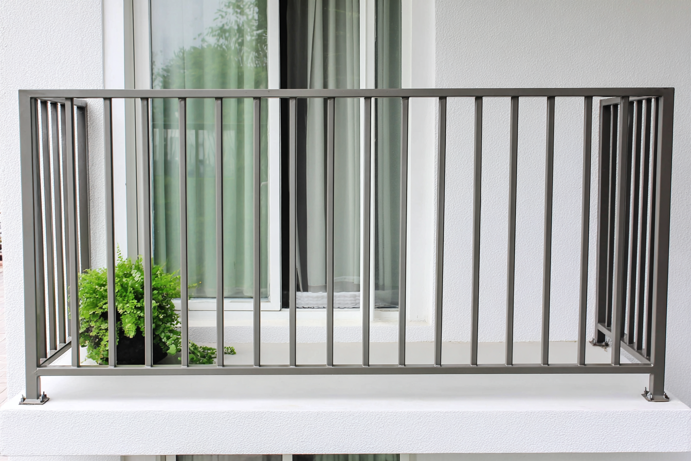 Petit balcon moderne avec garde-corps en fibre de verre gris et plante verte en pot devant une fenêtre vitrée