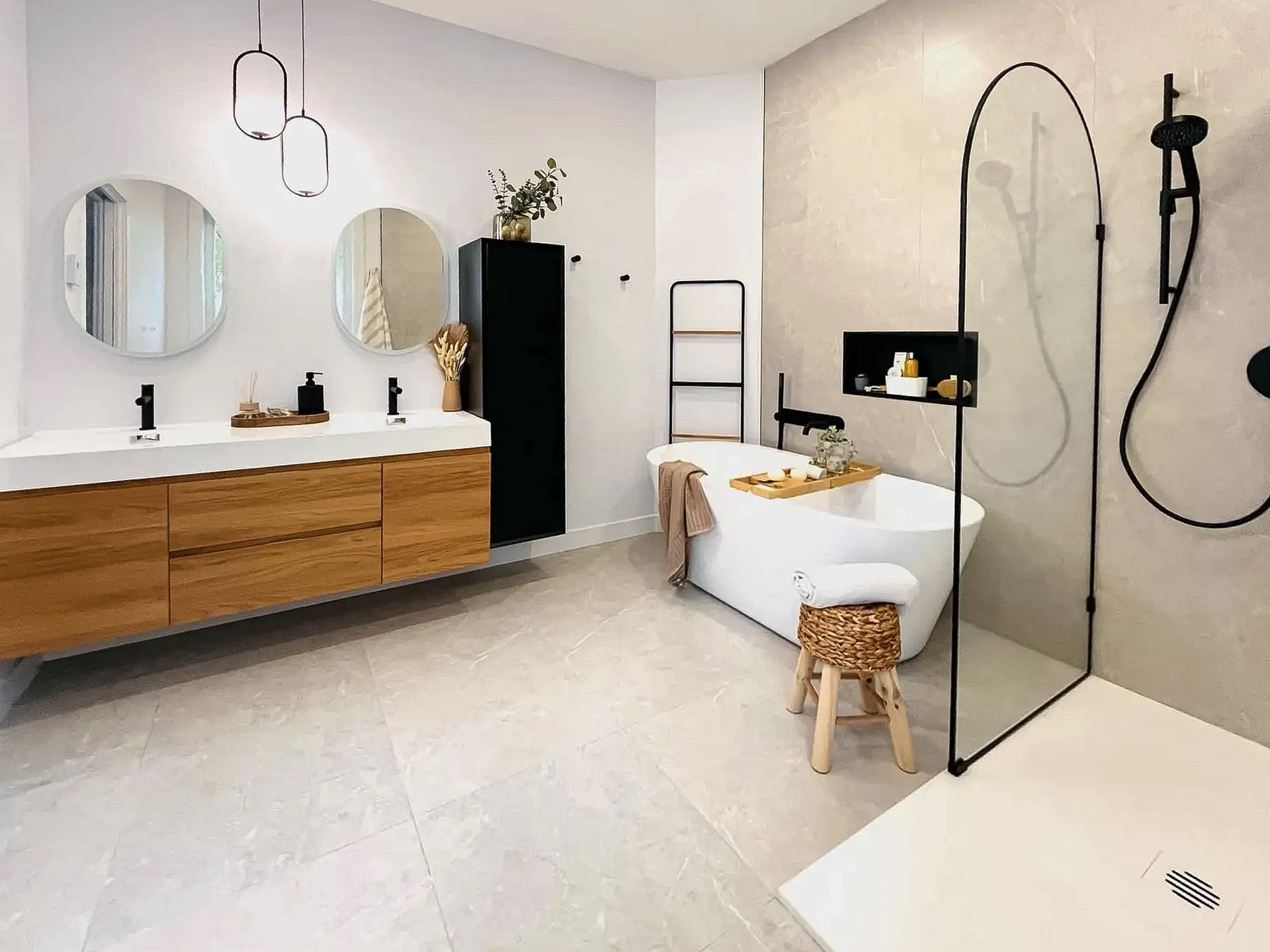 Salle de bain contemporaine avec baignoire autoportante, douche à l’italienne et meuble double vasque en bois