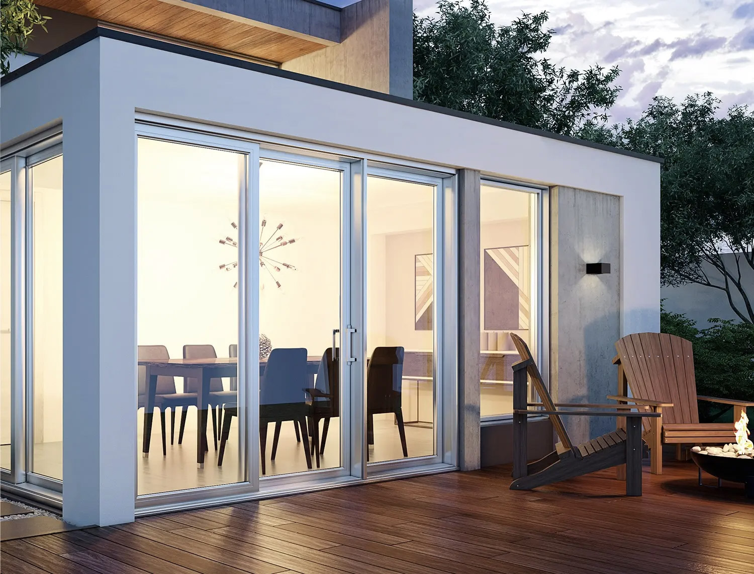 Terrasse moderne en bois avec grandes portes patio vitrées, façade contemporaine blanche, chaises extérieures et foyer décoratif.