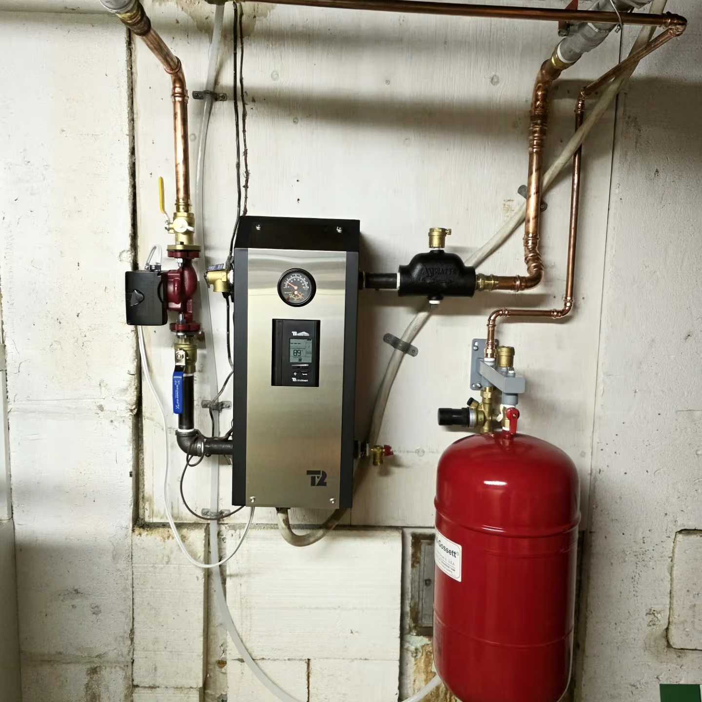 Residential heating system with wall-mounted boiler, copper pipes and expansion tank