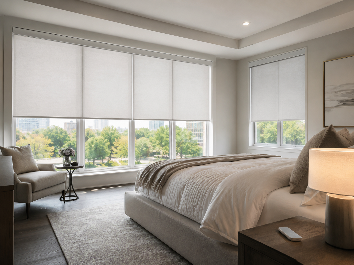 Chambre principale contemporaine avec grandes fenêtres, stores motorisés blancs, lit rembourré, éclairage encastré et vue sur un parc urbain