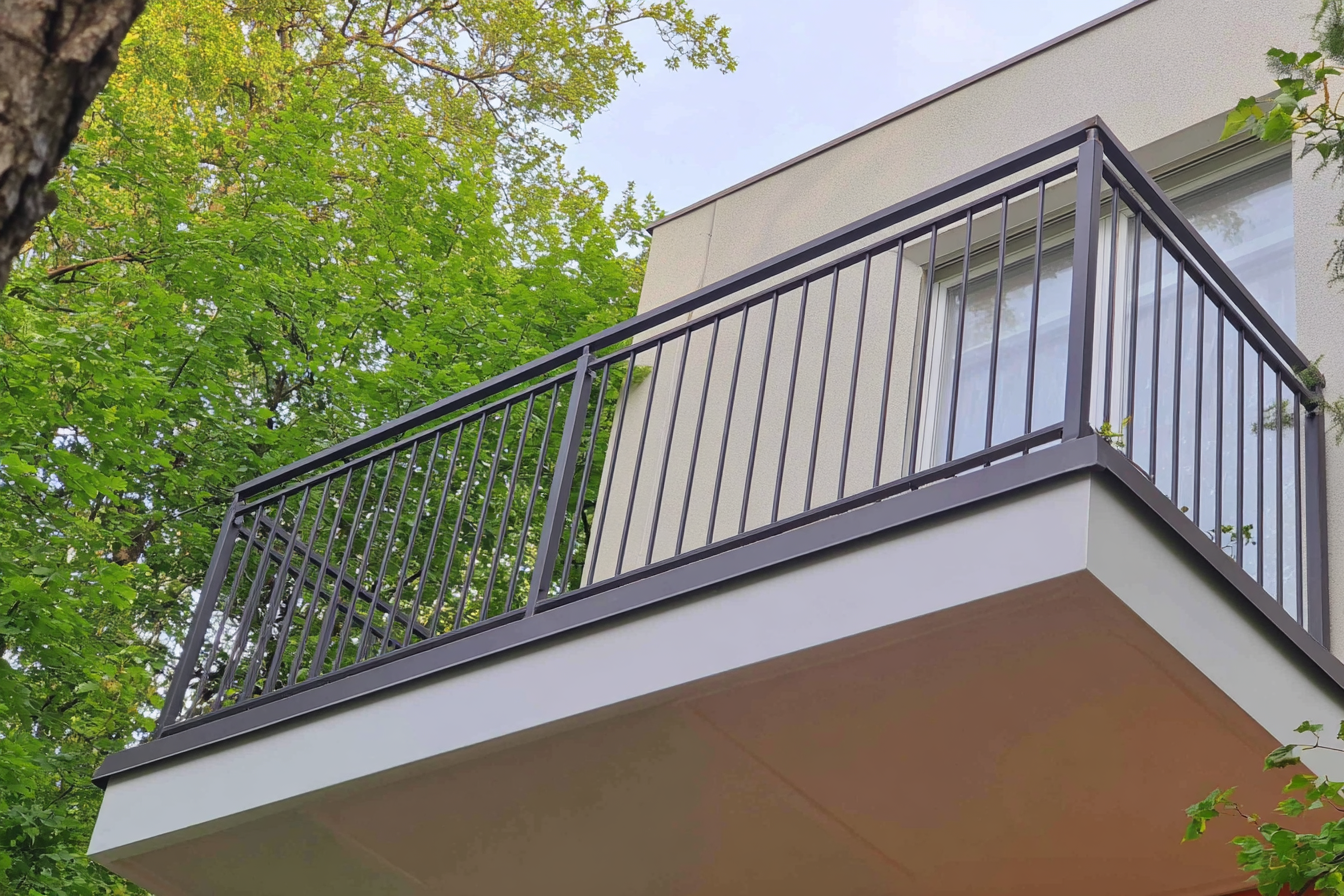 Balcon moderne en fibre de verre avec garde-corps noir en métal