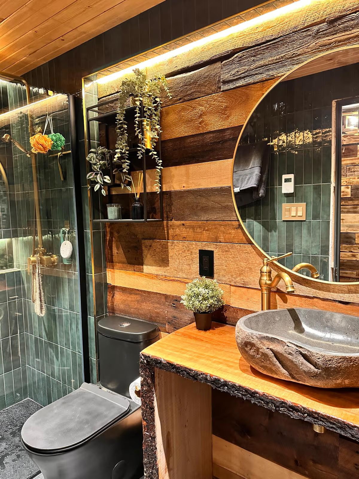 Salle de bain rustique moderne avec mur en bois, douche vitrée et lavabo en pierre