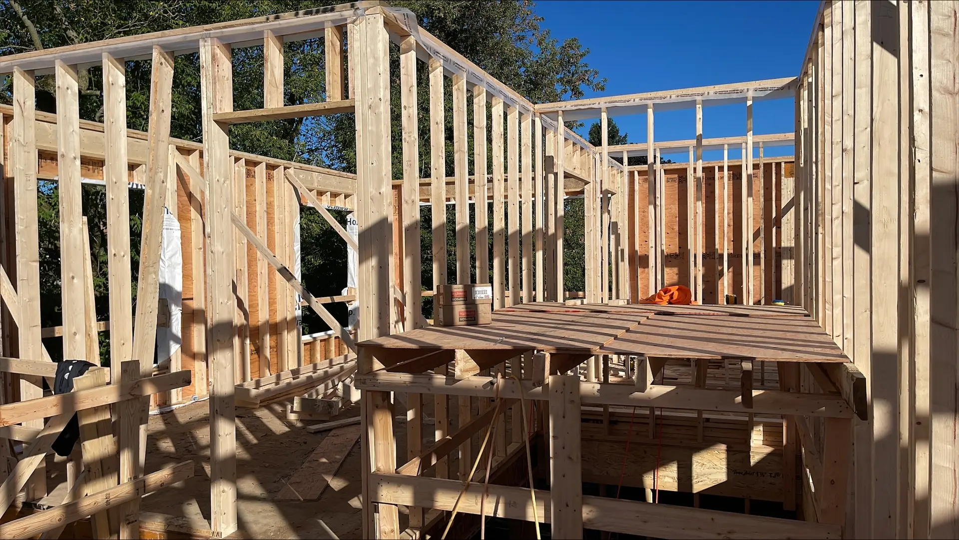 Structure en bois d'une maison à étage en construction